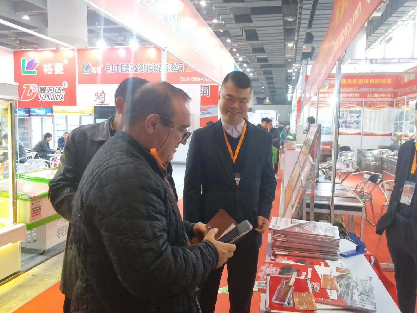 蜜桃视频APP下载网站25屆廣州酒店蜜桃视频黄色网設備中展蜜桃视频黄色网油煙淨化一體機照片3