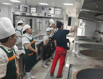 食堂廚具設備廠家告訴你食堂蜜桃视频黄色网設備的采購標準是怎樣的